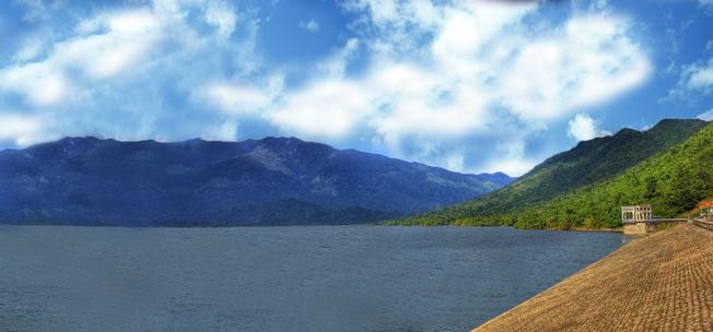 Mây trời và mặt nước trong xanh của hồ Đá Bàng