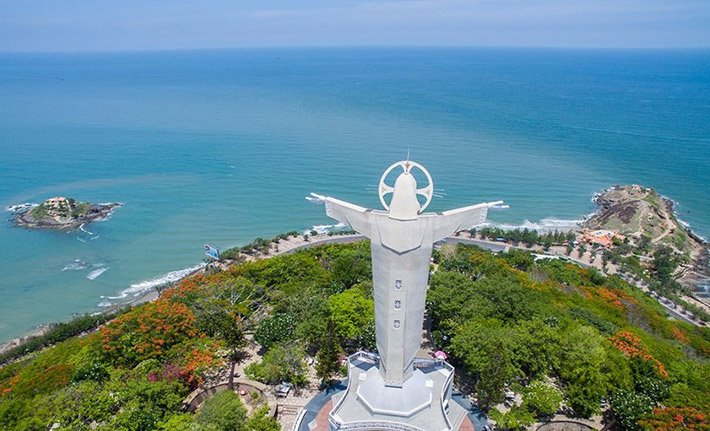 Tượng Chúa Kitô Vua (tượng Đức Chúa dang tay, tượng Chúa dang tay) được đặt trên đỉnh núi Nhỏ (núi Tao Phùng) của Thành phố Vũng Tàu 