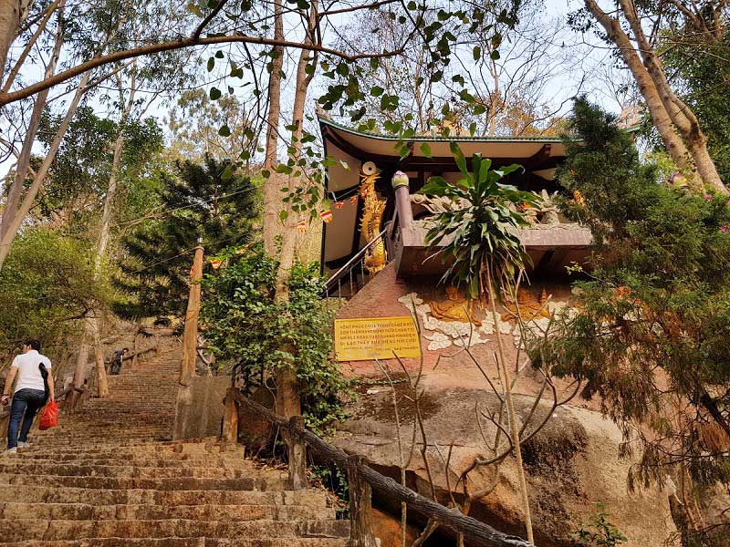Chùa Linh Sơn Hồng Phúc nằm ở vị trí giữa trong 3 ngôi chùa, du khách đi khoảng 747 bậc thang sẽ đến được đây.