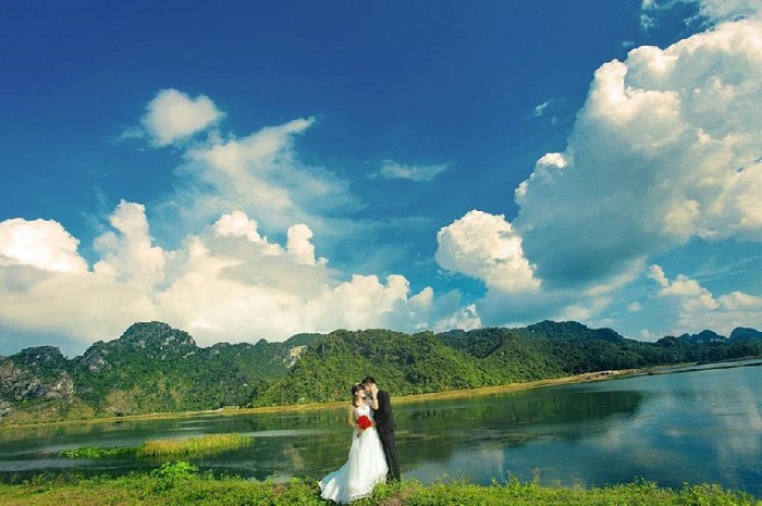 Nhiều cặp đôi đến hồ Đá Bàng Vũng Tàu chụp ảnh cưới vì cảnh sắc trong trẻo, xinh đẹp của nơi này.