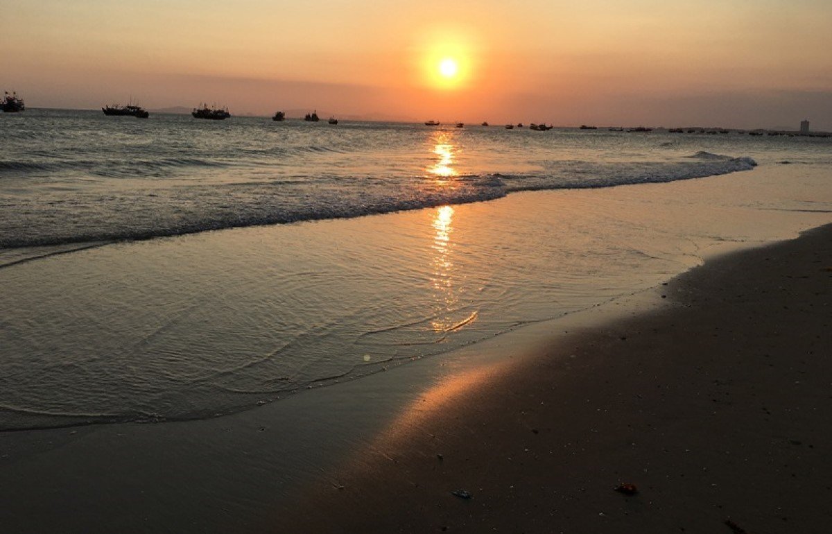 Bãi biển Long Hải lúc bình minh