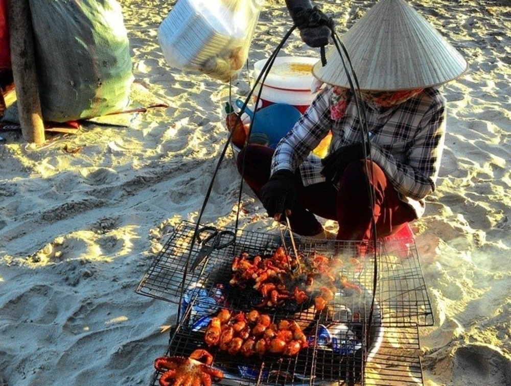 Ăn hải sản nướng ngay trên bãi biển