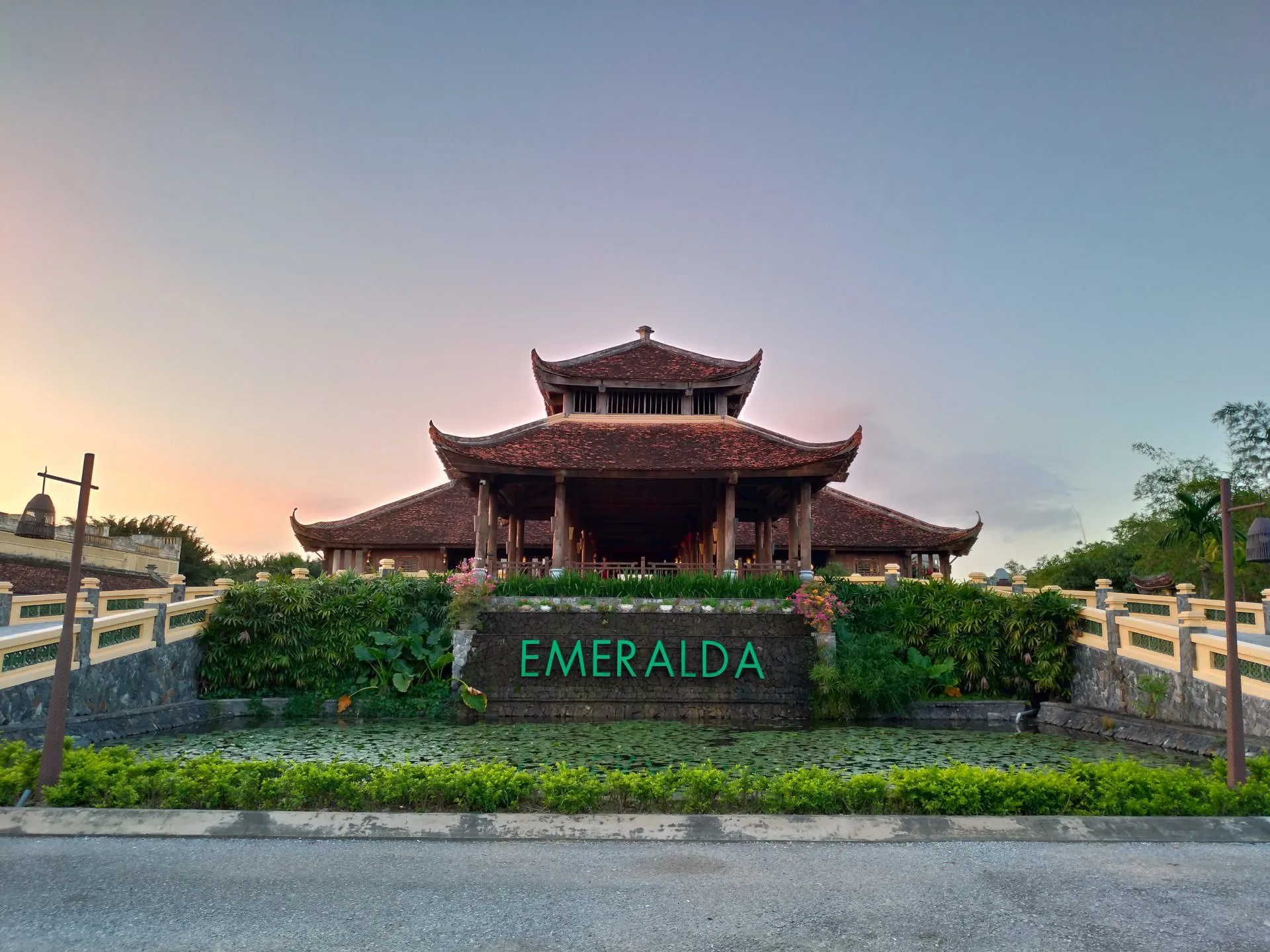Emeralda Resort có view siêu đỉnh từ bên ngoài