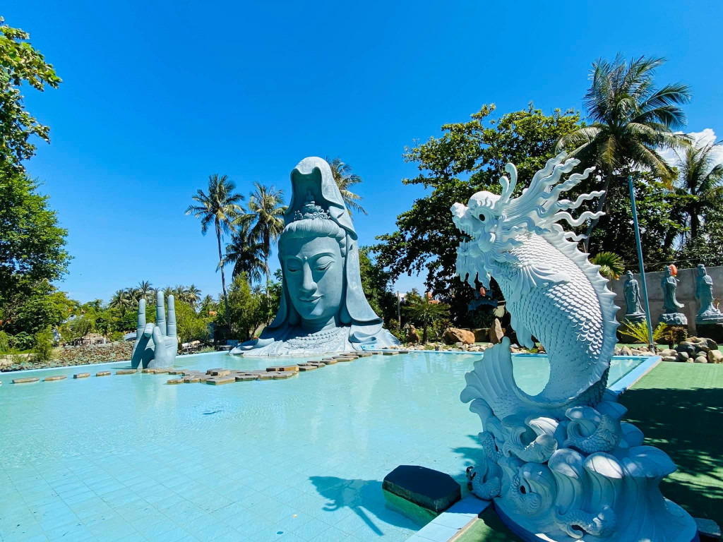 Tượng Phật Bà Quan Thế Âm cao khoảng 7m ẩn mình giữa “hồ nước vô cực”, uy nghi bề thế soi mình xuống làn nước trong xanh vắt.