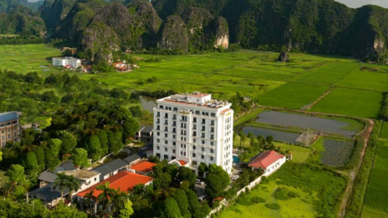 Hidden Charm Ninh Bình là khu nghỉ dưỡng chuẩn 5 sao Quốc tế nằm trong khu du lịch Tam Cốc – Bích Động.