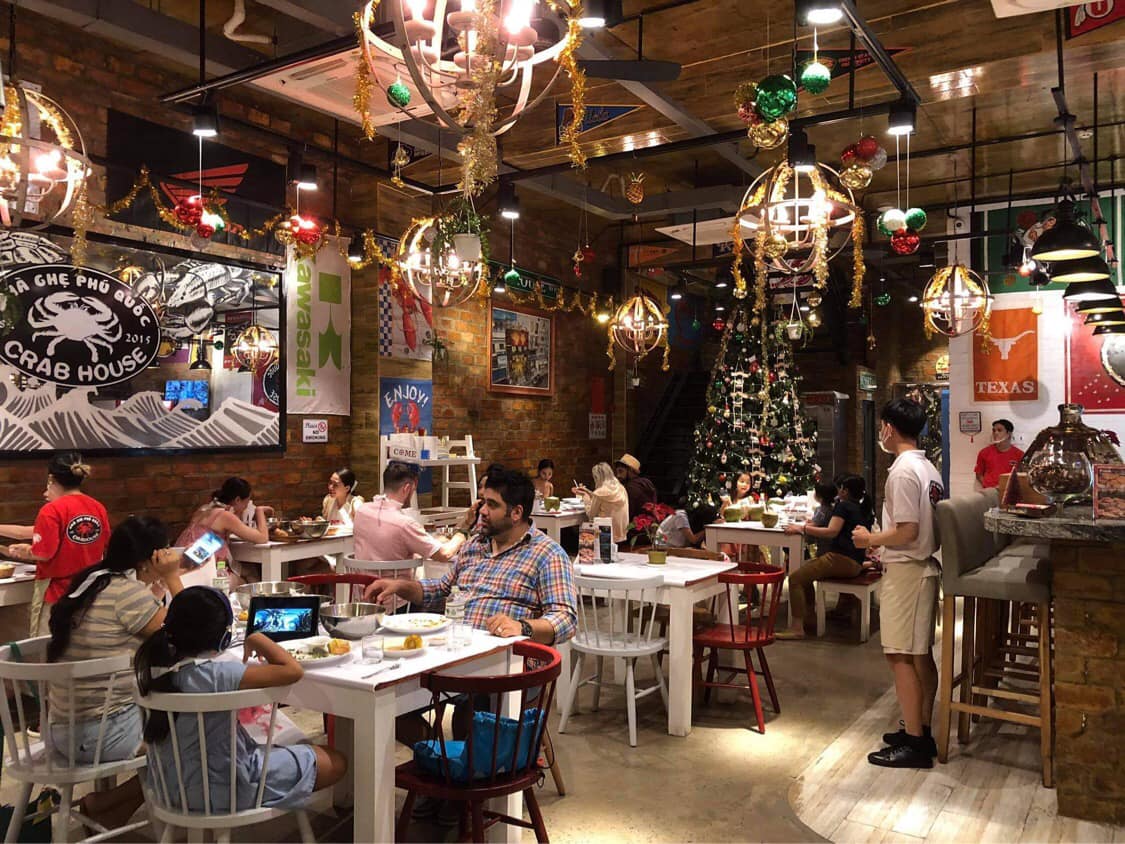 Không gian nhà hàng vô cùng ấm cúng tạo cảm giác thoải mái cho thực khách đến dùng bữa