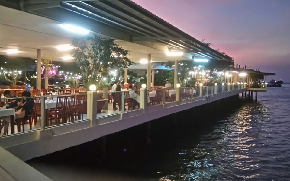 Nhà hàng hải sản Lâm Đường nằm ngay bên mặt biển