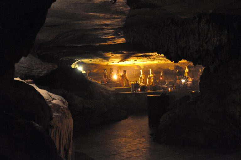 Ban thờ Phật bên trong hang