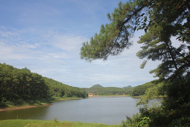 Hồ Đồng Chương có hệ sinh thái khá đẹp, thích hợp làm địa điểm cắm trại qua đêm