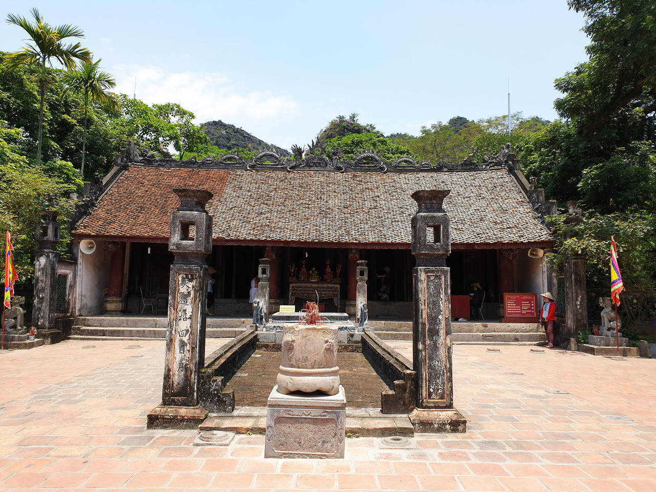 Đền thờ Vua Đinh Tiên Hoàng là ngôi đền cổ, có giá trị lịch sử vô cùng to lớn đối với dân tộc ta