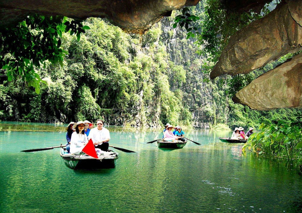 Chèo thuyền trên con sông Hoàng Long để có thể đến được với Kênh Gà Ninh Bình