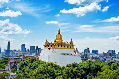 Nằm ngay giữa trung tâm thủ đô, Wat Saket trông như một ốc đảo nhỏ được bao quanh bởi rừng cây xanh mát. Ảnh: Bangkok.