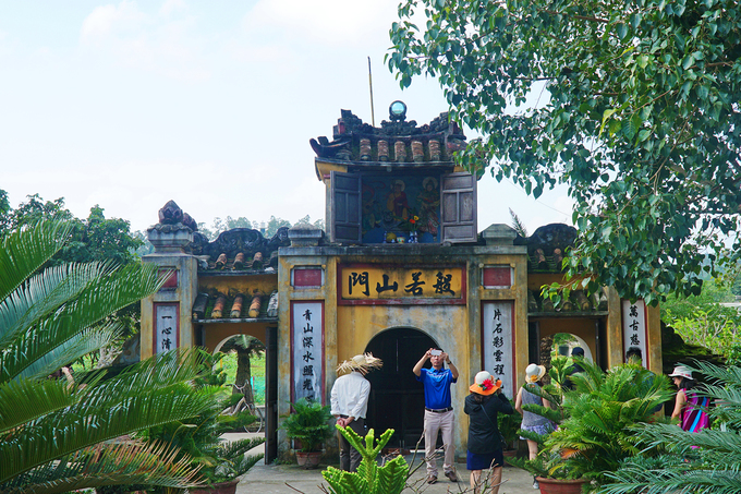 Hải Tạng là ngôi cổ tự trên đảo Cù Lao Chàm, được xây cất đầu tiên vào năm 1758 và qua nhiều lần trùng tu, di dời do ảnh hưởng của bão. Cổng tam quan phía trước gồm 3 lối vào, cao 5 m, rộng 1,5 m, dài 6 m, được tạo dáng vòm.