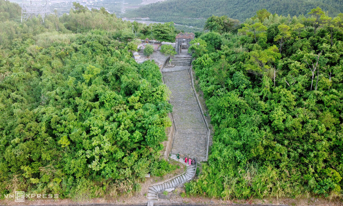 Hoành Sơn Quan được xây bằng gạch đá vào năm 1833 - thời vua Minh Mạng, nhằm kiểm soát việc qua Đèo Ngang. Người dân địa phương thường gọi di tích trên là "cổng trời" - nghĩa là điểm cao nhất của vùng đất này. Họ quan niệm lên đến Hoành Sơn Quan là có thể chạm tay đến bầu trời.