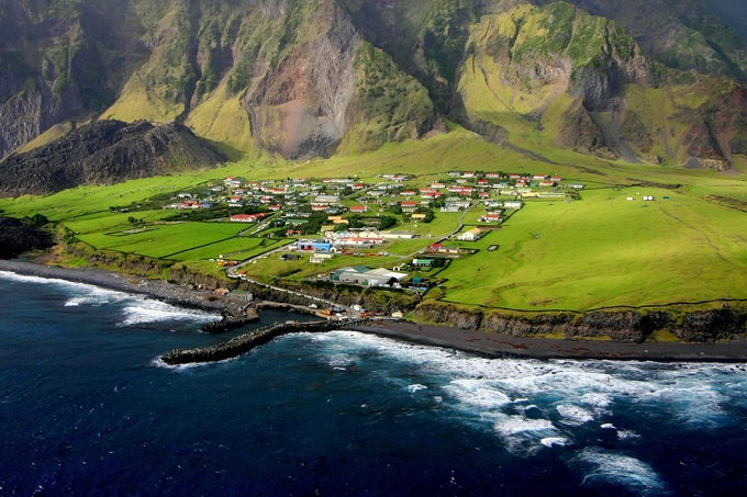 Tristan da Cunha là lãnh thổ hải ngoại của Anh, nằm trên một hòn đảo núi lửa đang hoạt động ở phía nam Đại Tây Dương, khoảng giữa Nam Phi và Nam Mỹ. Đảo cách khu vực đất liền gần nhất, thành phố Cape Town của Nam Phi hơn 2.700 km; là nơi có người ở xa xôi, hẻo lánh nhất thế giới. Mỗi năm có khoảng 60 chuyến tàu tới đây và thời gian di chuyển 6 ngày. Từ tháng 5 đến tháng 9 là mùa mưa bão, vì vậy rất ít thuyền cập bến. Ảnh: Wikipedia Commons.