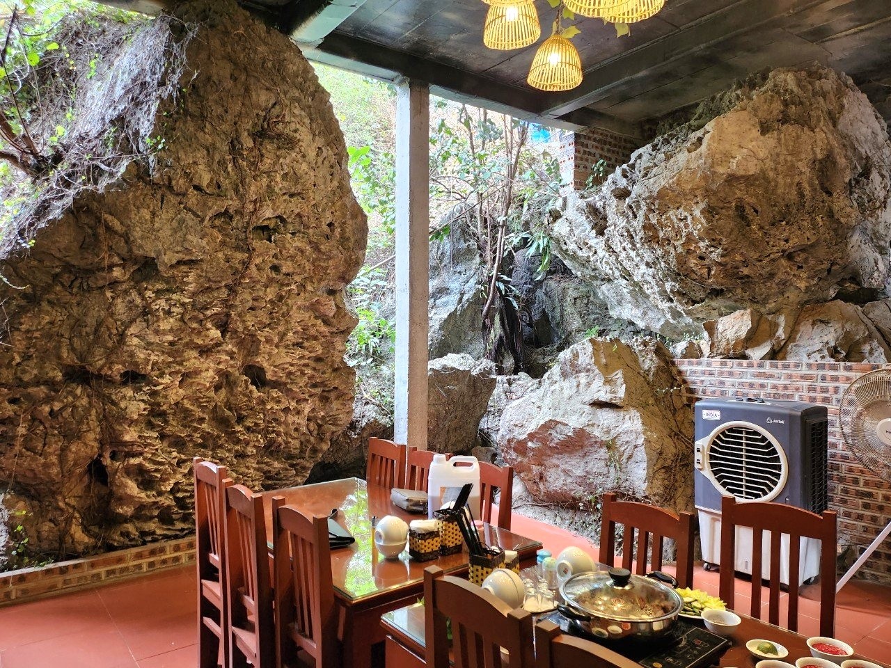 Độc lạ nhà hàng trong hang núi đá ở Ninh Bình
