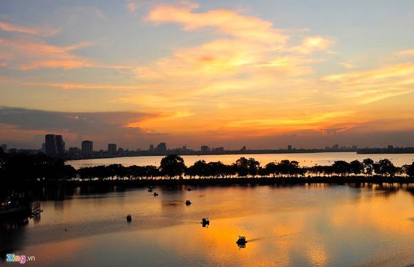 Hồ Tây trước đây còn có các tên gọi khác như đầm Xác Cáo, hồ Kim Ngưu, Lãng Bạc, Dâm Đàm, Đoài Hồ, là hồ nước tự nhiên lớn nhất ở nội thành Hà Nội.