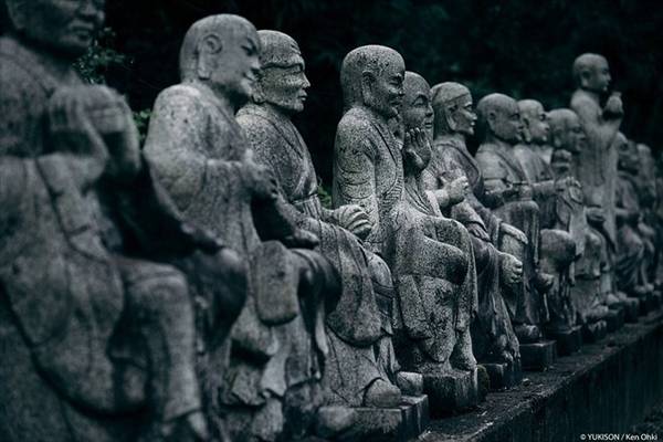 Hàng trăm bức tượng người nhìn thẳng về phía trước tạo ra khung cảnh lạ lùng và có phần ma mị cho công viên vắng vẻ này. Một số tượng mặc vest, số khác có trang phục như các vị Phật.