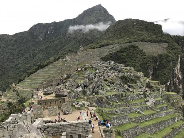 Không có cách nào dễ dàng để tới Machu Picchu bởi nơi thành phố cổ bí ẩn này nằm trên đỉnh của dãy núi Andes thuộc Peru. Hầu hết du khách và cả vợ chồng Ben Gillbert (một cây bút của Business Insider) phải xuất phát từ rất sớm trên chuyến bus từ thành phố Cusco tới Ollantaytambo.  Dù có thể tới thẳng Ollantaytambo từ đầu nhưng vợ chồng Ben chọn tới Cusco đầu tiên bởi thành phố lớn hơn và còn gìn giữ nhiều công trình cổ để tham quan, tìm hiểu như quảng trường, nhà thờ, bảo tàng...