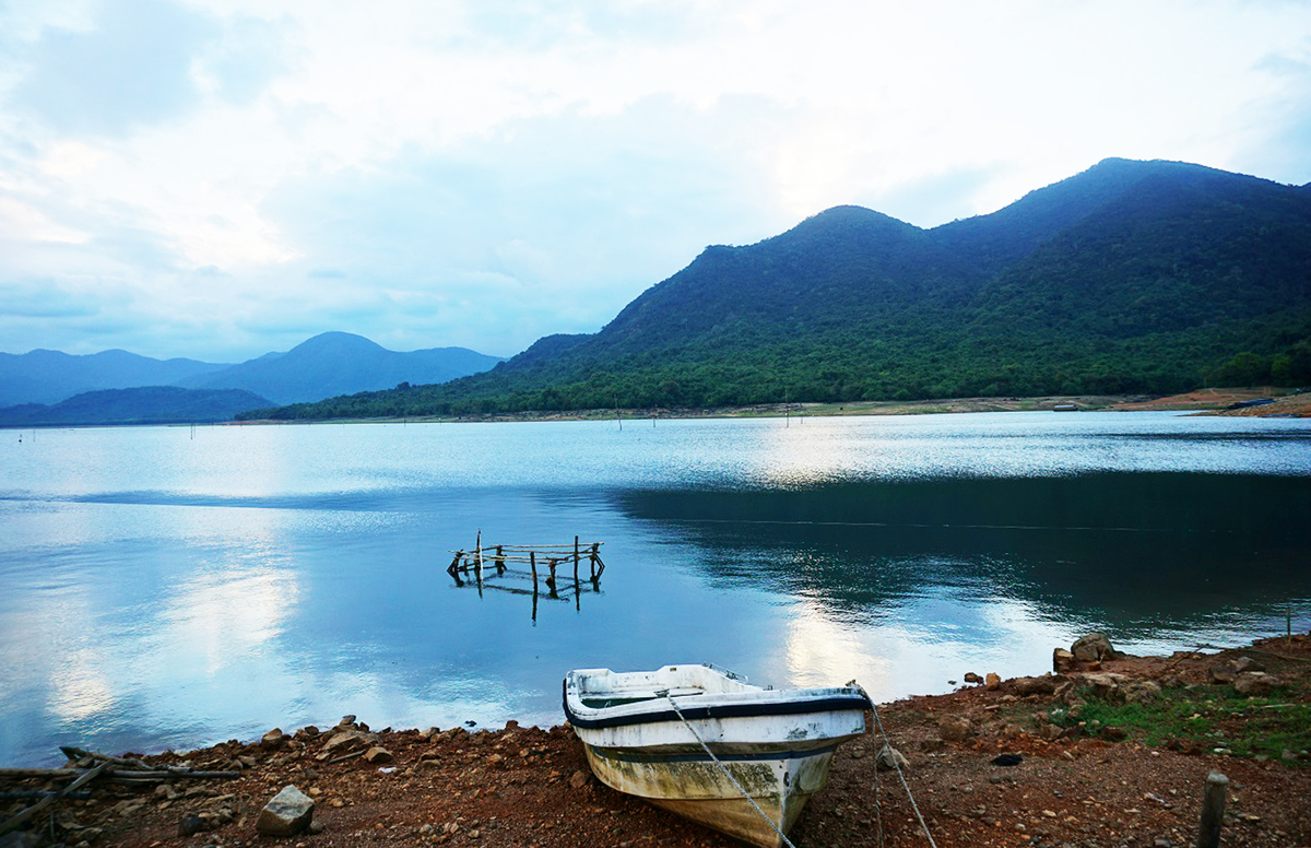 Hồ Núi Một là một trong những hồ nước ngọt lớn nhất của tỉnh Bình Định với mặt hồ rộng hơn 1.200 ha, ở xã Nhơn Tân, thị xã An Nhơn cách thành phố Quy Nhơn khoảng 40 km về phía Tây Bắc.