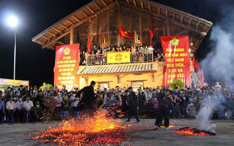 Lễ hội Bàn Vương – Lễ cúng tưởng nhớ Sư tổ của 12 dòng họ Dao