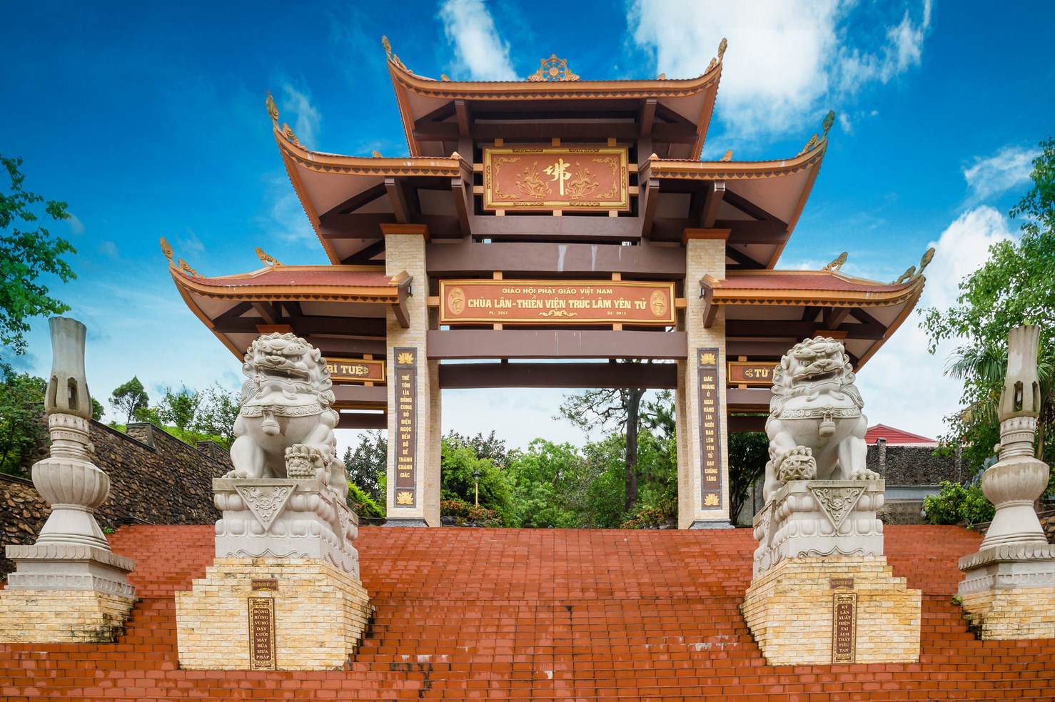 Quần thể chùa Hương nhìn từ trên cao.