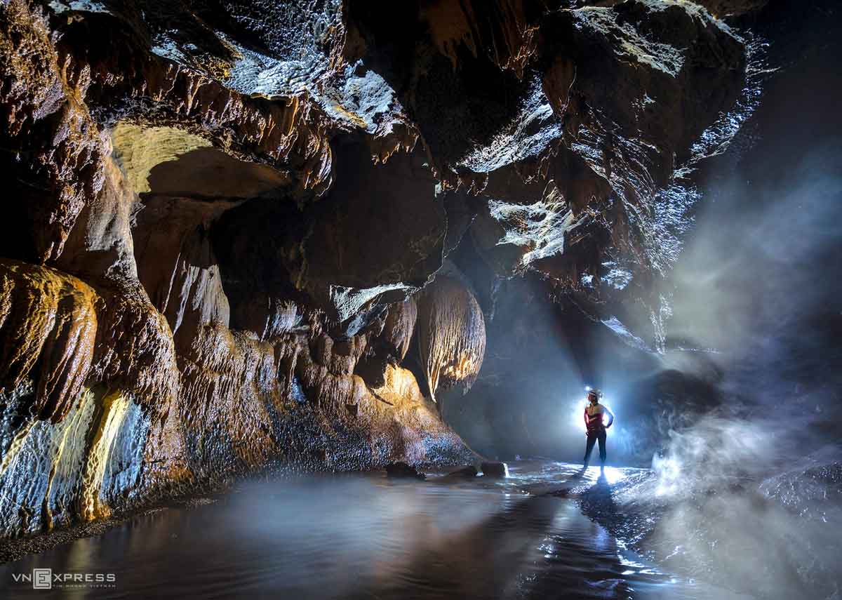 Bên trong hang động hàng triệu năm tuổi